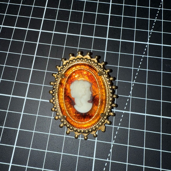 Elegant Gold and Brown Cameo Brooch - Picture 9 of 10